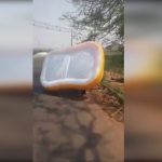 Vídeo mostra motociclista transportando piscina em cima de moto em Umuarama