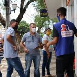 Após receber denúncias de filas e aglomerações, Procon fiscaliza bancos em Umuarama