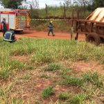 Caminhão tomba e motorista fica ferido em Umuarama