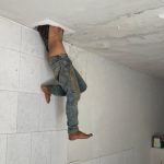 Homem sobe no telhado de loja no Paraná e fica entalado por horas