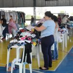 Bazar social distribui de graça mais de 5 mil peças de roupas e calçados