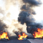 Moradores ateiam fogo em pneus e bloqueiam rodovia PR-323, em Umuarama